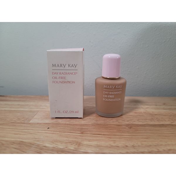 Mary Kay Day Radiance Oil Free Foundation Rich Bronze 6356 Vintage NOS