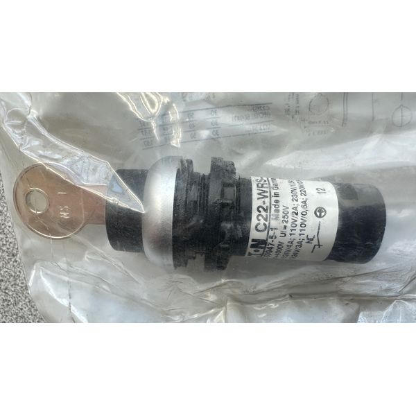 NEW Eaton C22-WRS-MS1-K02 Key Operator Selector Switch Lock 2 Pos Maintained 2NC