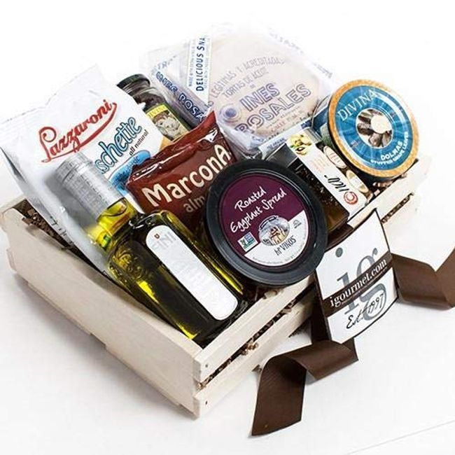 igourmet Mediterranean Gourmet Gift Basket - Incorporating luxury food delicacies from Italy, Greece, Morocco and Spain