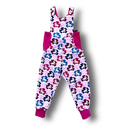 Latzhose "Magic Unicorn" Einhorn Einhörner Bunt Regenbogen Jersey 56 62 68 74 80 86 92 98 104 110 116 122 128 134 140 Babyhose Kindehose Jumpsuit Overall Handmade Juna