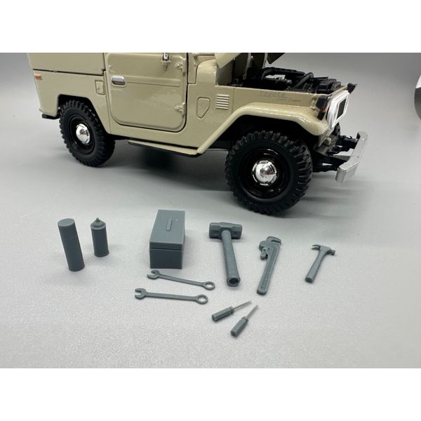 1/24 Scale Resin Tools, Tool Box and Spray Paint Cans, Unpainted