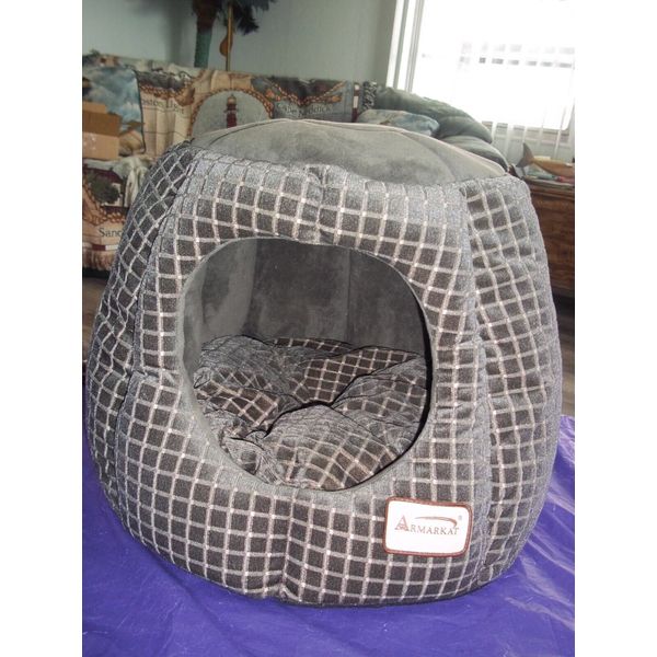 Armarkat Cat Bed  Enclosed Indoor Octagon Pet House Gray Velvet  EUC