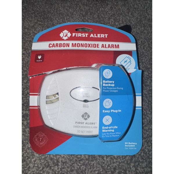 First Alert CO605 Plug-In Carbon Monoxide Detector with Battery Backup , White