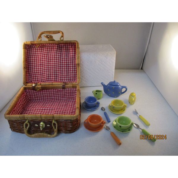 PRETEND PLAY TEA SET IN PICNIC BASKET