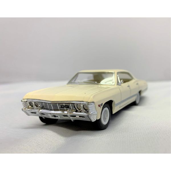 KiNSMART 1/43 1967 Chevrolet Impala Pull Back Mini Car (White)