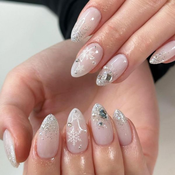 24Pcs Christmas False Nails, Almond Press on Nails, Sparkling Snowflakes Fake Nails, Silver Full Cover Acrylic False Nails with Jelly Adhesive Tape