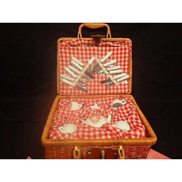 VINTAGE SCHYLLING Picnic Basket Raggedy Ann China Tea Set