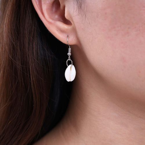 Sttiafay Boho Shell Dangle Earrings Silver Shell Drop Earrings Beach Cowrie Earrings Summer Ocean Shell Earrings Jewelry for Women and Girls