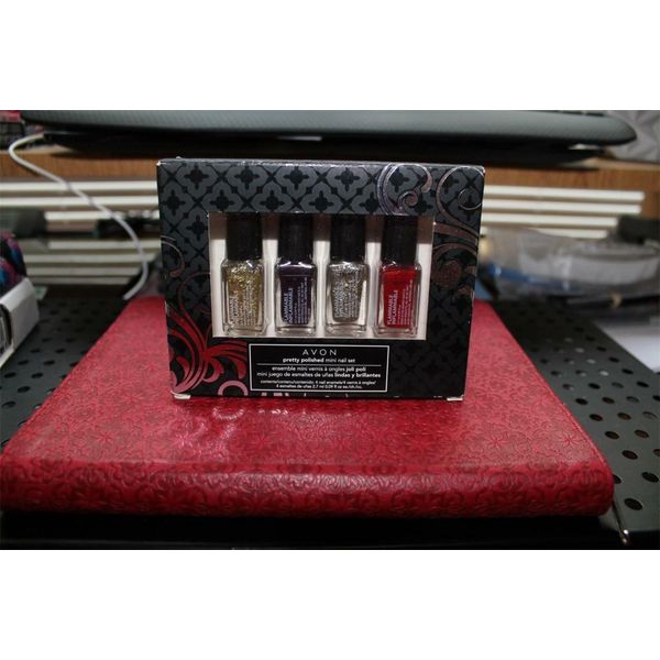 AVON  pretty polished mini nail set  NEW