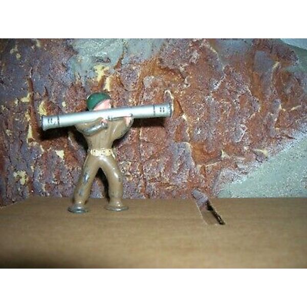 BARCLAY TOY SOLDIER  BAZOOKA POSTWAR B261 PODFOOT  1950's METAL CAST