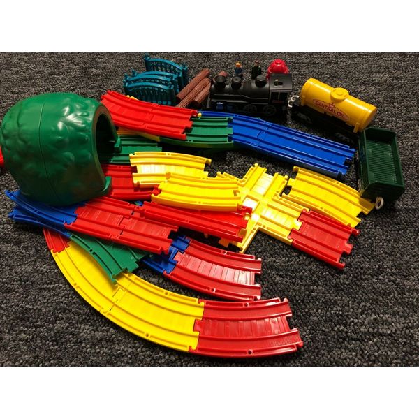 Kid Electric Toy Train Set Battery-Operated Train and Tracks