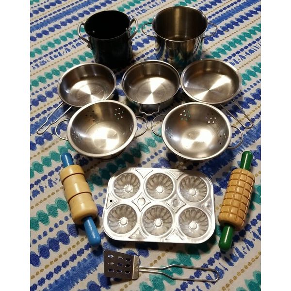 11 TOY: METAL POTS, COLANDERS, SPATULAR, MUFFIN PAN, PLASTIC POT, ROLLING PINS