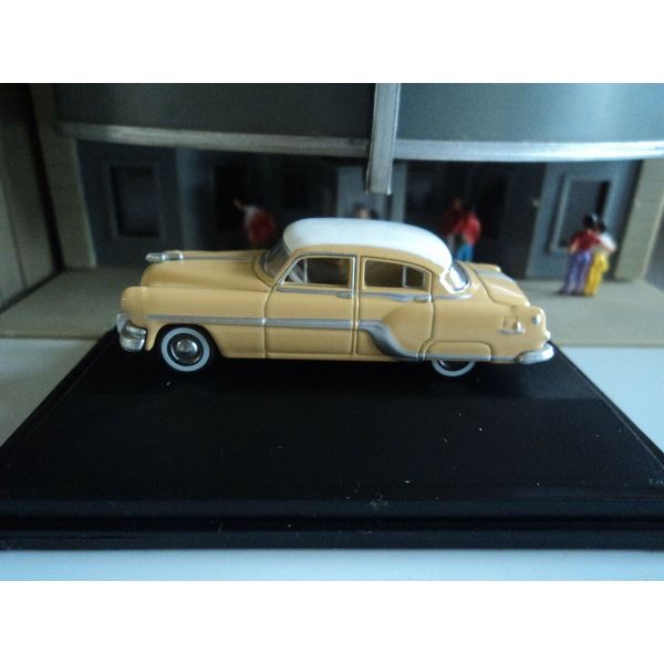 Oxford  1954  PONTIAC  CHIEFTAIN (4 door)  Yellow/Tan  1/87  HO diecast car GM