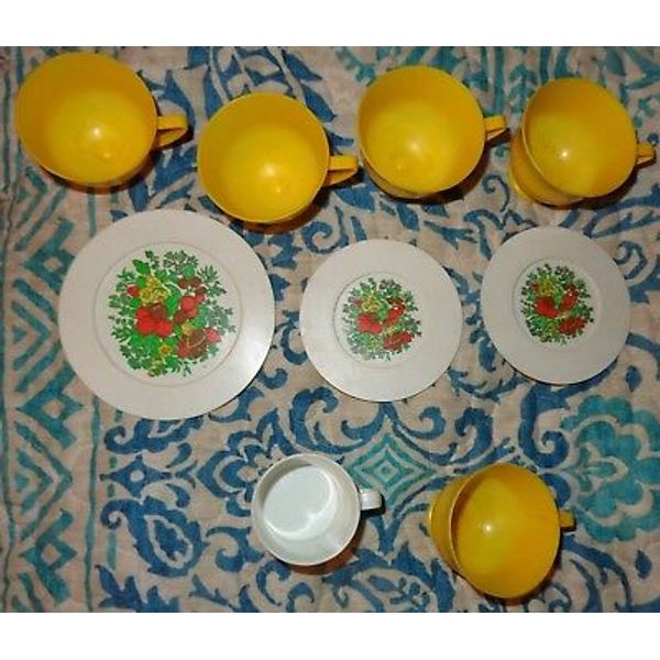 VINTAGE PLASTIC TOY PLAYSET YELLOW CUPS FRUIT PLATES CHILTON ALUMINUM SPECIALTY