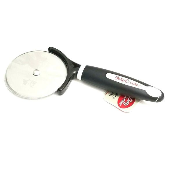 BRAND NEW BETTY CROCKER PIZZA CUTTER 8-3/4" LONG WITH 3-1/2" CUTTING WHEEL