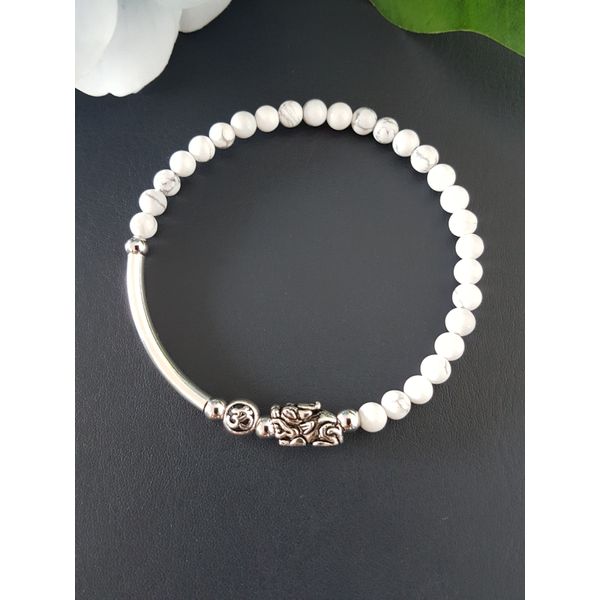 The Buddha&#39;s Birthday prayer bracelet is also made with Bihyu (Silver 925 oil painting) that brings in the wealth of Lucy Salon and Omja (Silver 925 oil painting) that contains all the energy and sounds of the world of law.