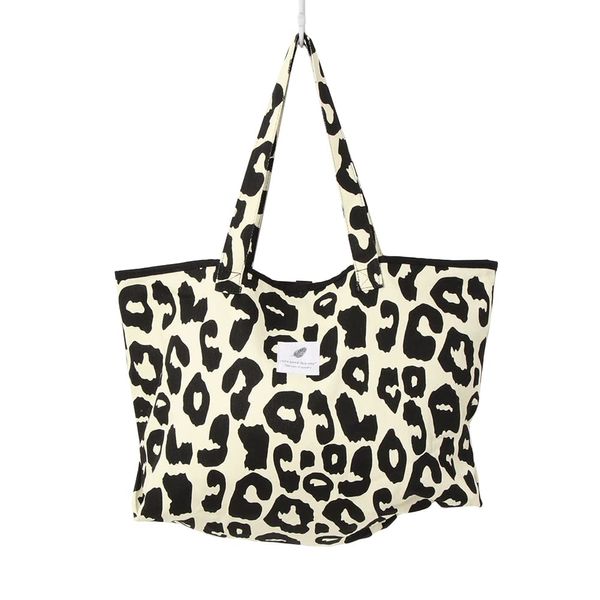 Leopard Pattern Tote Bag Tote Bag Shoulder Bag Handbag Bag Shoulder Bag Crossbody Leopard Pattern Korean Like Leopard Pattern Tote with Inner Pocket Width 20.1 inches (51 cm) Height 12.8 inches (32.5