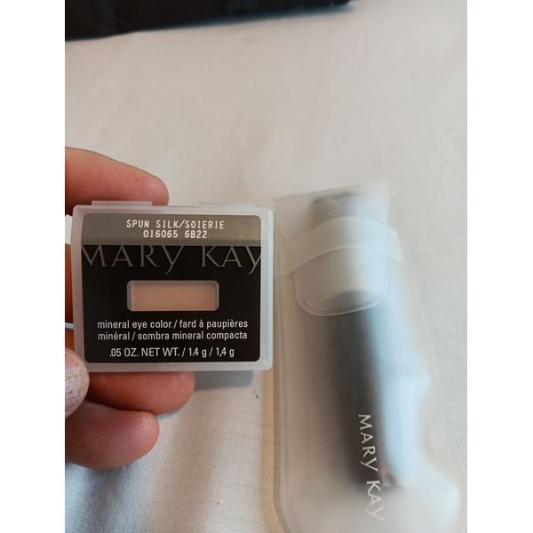 MARY KAY MINERAL EYE COLOR SPUN SILK NEW. DISCONTINUED. W/ New Brush. .05 Oz
