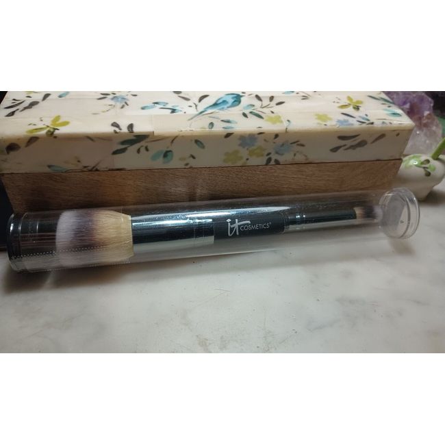 it Cosmetics Heavenly Luxe Dual ended Complexion Perfection Brush No. 7 sealed