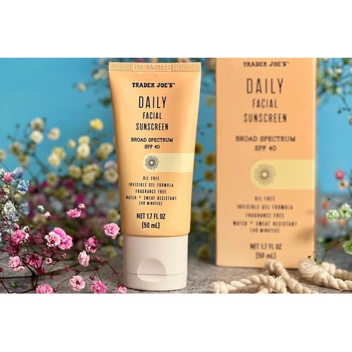 Trader Joe’s Daily Facial Sunscreen Broad Spectrum SPF 40 Oil Free Invisible Gel Formula Fragrance Free Water Sweat Resistant, 1.70 Fl Oz (Pack of 1)