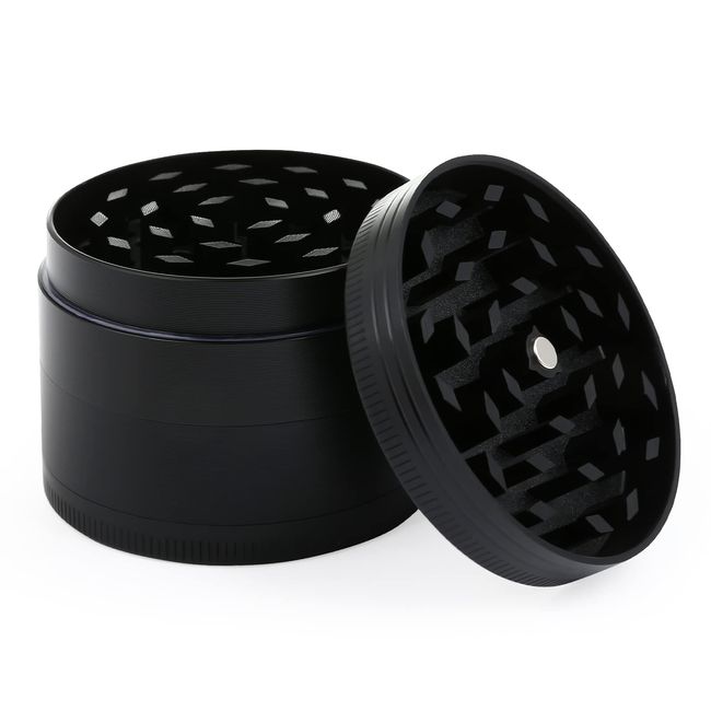 Bäcker & Lecker Pollen Grinder Crusher Kräutermühle für getrocknete Kräuter Spice Gewürze Herb aus Zinklegierung 4-teilig Set mit Pollen Scraper Schwarz, 5 x 3.5 CM