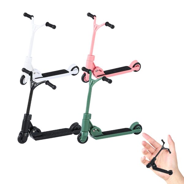 MEKEET 4PCS Mini Scooter Finger Toy Novelty and Realistic Finger Scooters Tech Deck Portable Mini Two Wheel Scooter Toy for Training Children's Educational Toys Fingertips Movement Toys Party Favors