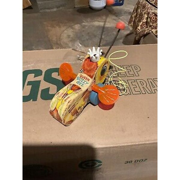 Vintage Fisher Price Queen Buzzy Bee Pull Along Toy #444