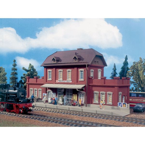 Vollmer Bahnhof Kleckersdorf H0 Modellbausatz für Kinder, Fantasie-Spieler, unisex, 310x103x135 mm (H0 scale)