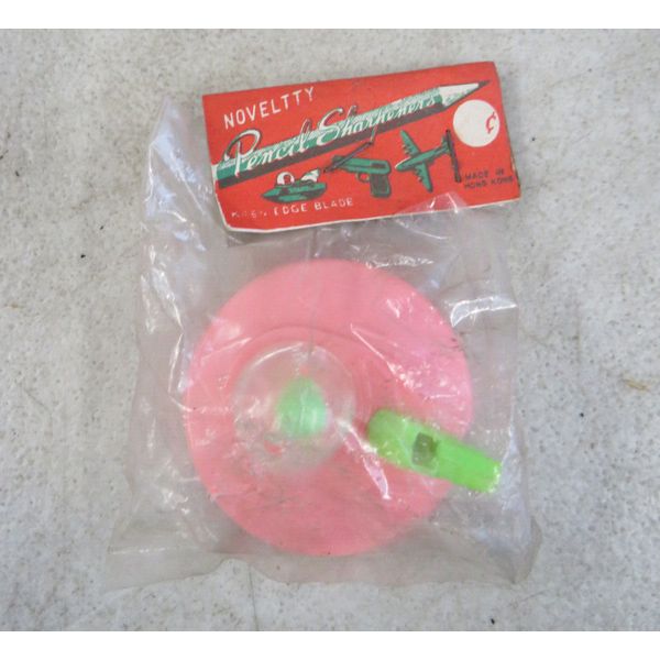 SEALED MIP UFO ALIEN FLYING SAUCER SPACE NOVELTY PENCIL SHARPENER HONG KONG D1