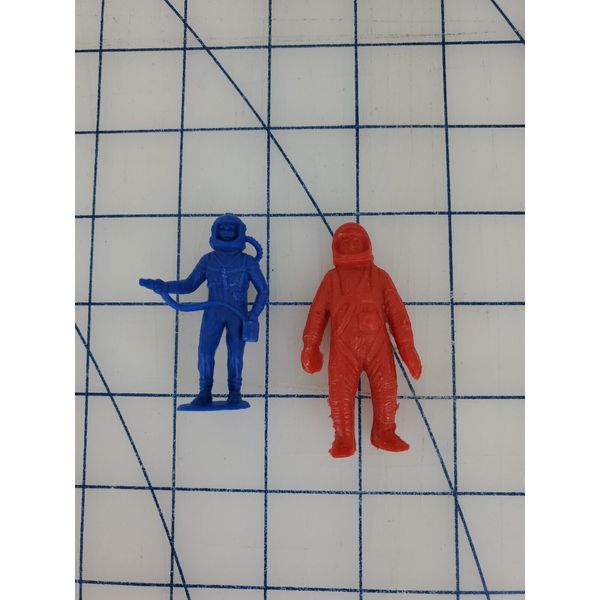 vintage 1960s plastic SPACEMEN space man explorers  blue Geiger counter red walk