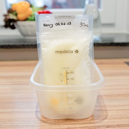 Medela Set of 180 ml Breast Milk Storage Bags - Pack of 50 BPA-free breast milk collection pouches with double zip, quick freeze and thaw