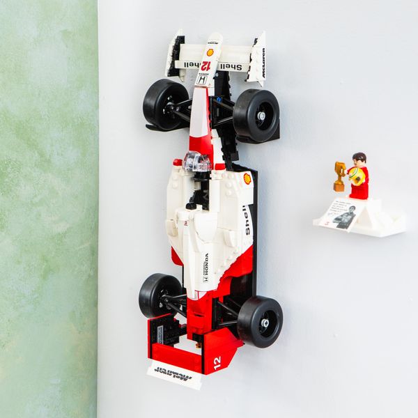 Brickify Wandhalterung für Lego Icons McLaren MP4/4 und Ayrton Senna Präsentieren Sie Ihr Modell | Hergestellt in Großbritannien | Lego-Set Nicht enthalten …