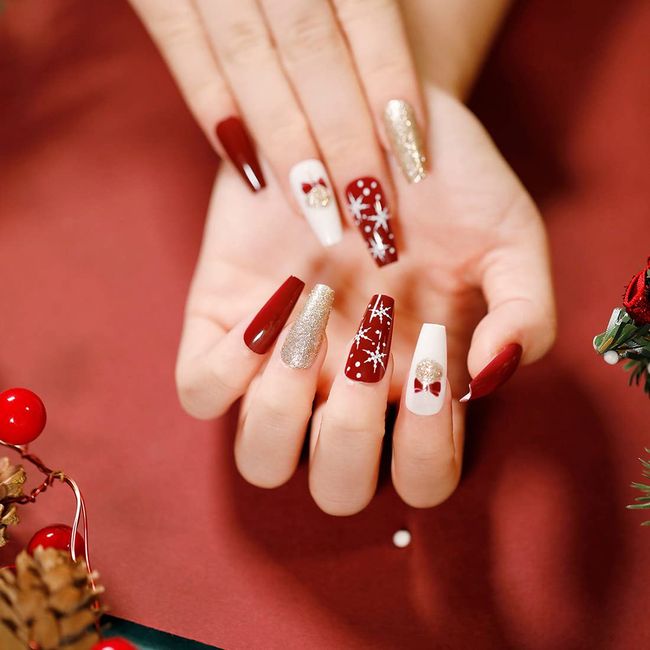 24 Pcs Christmas Press on Nails Medium Length with Snowflakes and Bling Decorate Designs Ballet Fake False Nails Art for Women and Girls Stick on Nails