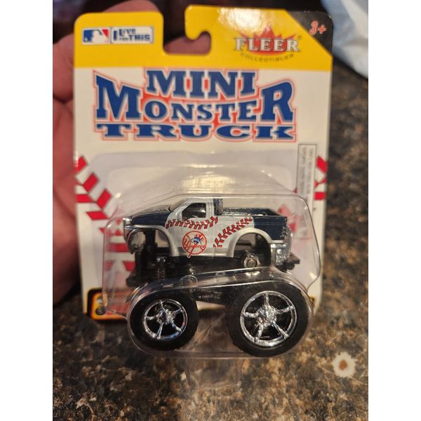 NY New York Yankees 2005 Fleer Team Collectible Mini Monster Truck MLB