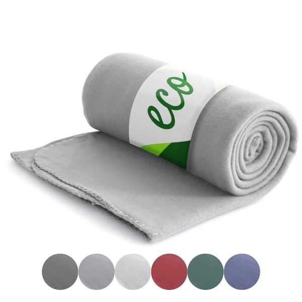 wometo Eco Fleecedecke aus 100% recyceltem Material + OekoTex und GRS Zertifiziert 130x160 cm ca. 400 g - hellgrau mit Anti-Pilling und Kettelrand