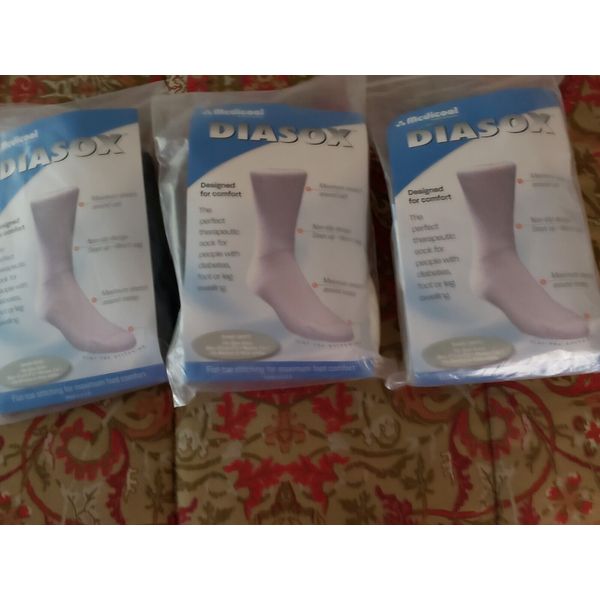 X3 Diasox Diabetic Socks Siz Small women-5 to 7 men 4 1/2 to 6 1/2 white/ black