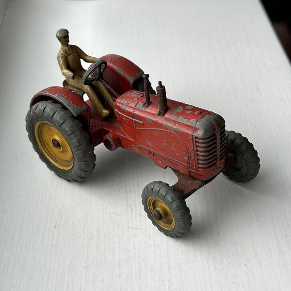 Dinky Toys 27A / 300 Massey Harris Tractor