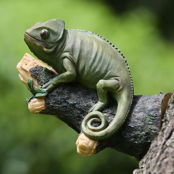 A.F.N.A.L Chameleon Tree Hugger Outdoor Statue for Garden & Patio, Hanging Resin Tree-Face Peeker Art Sculpture Decoration, Tropical Exotic Lizard Ornament Tree & Wall Décor Gift, 9.4" x 4.5" x 5.2"