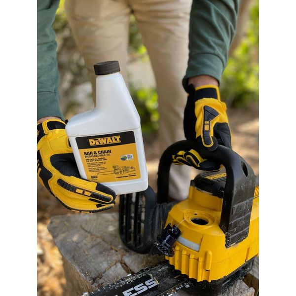 DEWALT Biodegradable Chainsaw Oil – High Performance, Non Toxic Professional Lubricant – Green, Eco-Friendly, Ultraclean, All Season Bar & Chain Lube, 16 oz