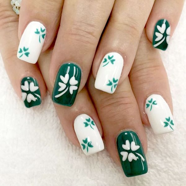 24Pcs St.Patrick’s Day Press on Nails Short Green Square Fake Nail Green Clover False Nails Shamrock Lucky Nail Design Glue on Nails Full Cover Fake Nails Glue on Nail Patrick’s Day Acrylic Nails DecorationManicure Tips