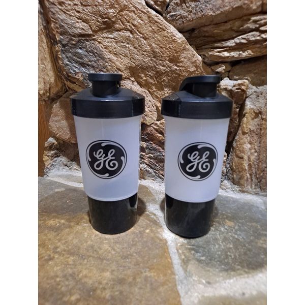 GE GENERAL ELECTRIC COMPANY - LOT OF 2 PLASTIC SHAKER BOTTLES W/LIDS (NEW)