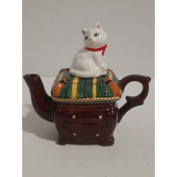 Vintage Kitty Cat On Pillow Ceramic Mini Teapot