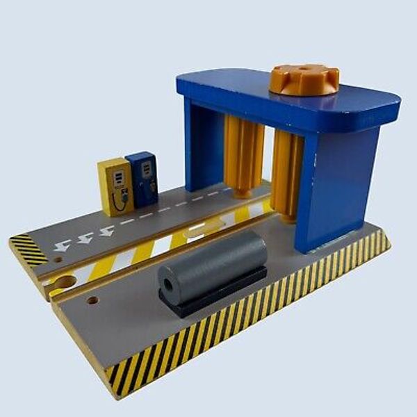 Wood Train Tracks Sets Engine Wash Station With Moving Roller