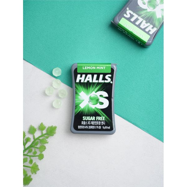 Halls XS Lemon Mint Flavored Candy 15 g