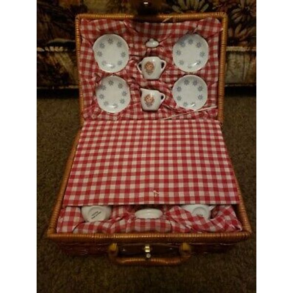 Vtg Schylling Raggedy Ann Miniature China Tea Set & Carrying Basket For 4