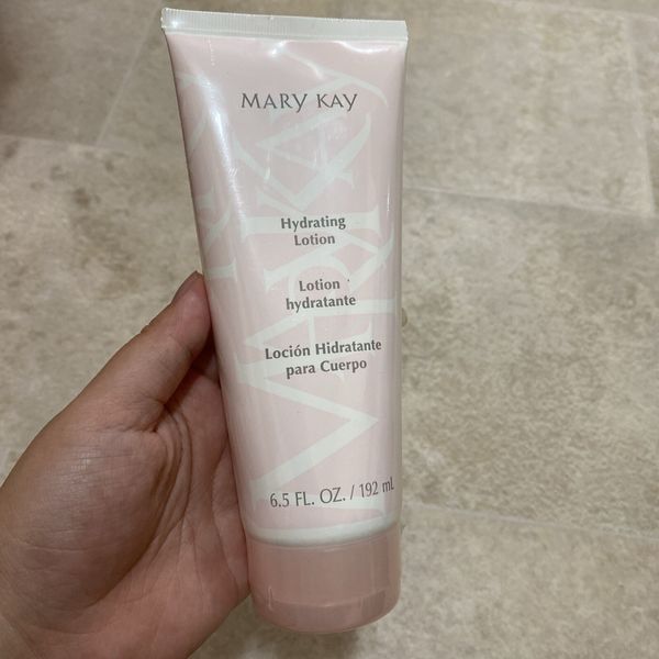 MARY KAY Hydrating Lotion 6.5 Fl oz / 192mL SEALED NEW Leaves skin soft & smooth
