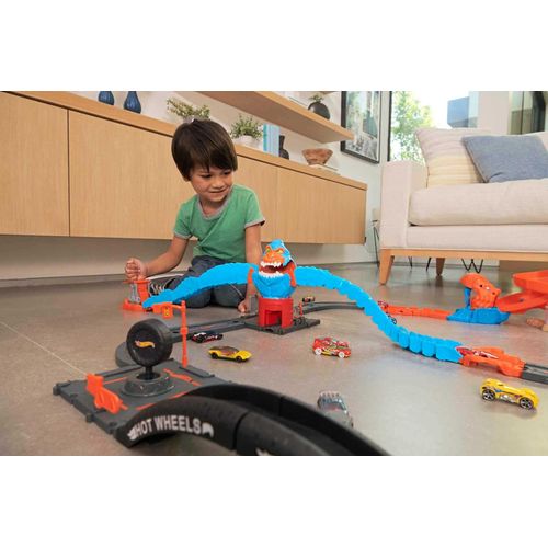 Hot Wheels City Toy Car Track Set, Gorilla Grapple Playset with 1:64 Scale Vehicle, 5-ft Long Bendable Track, Connects to Other Sets