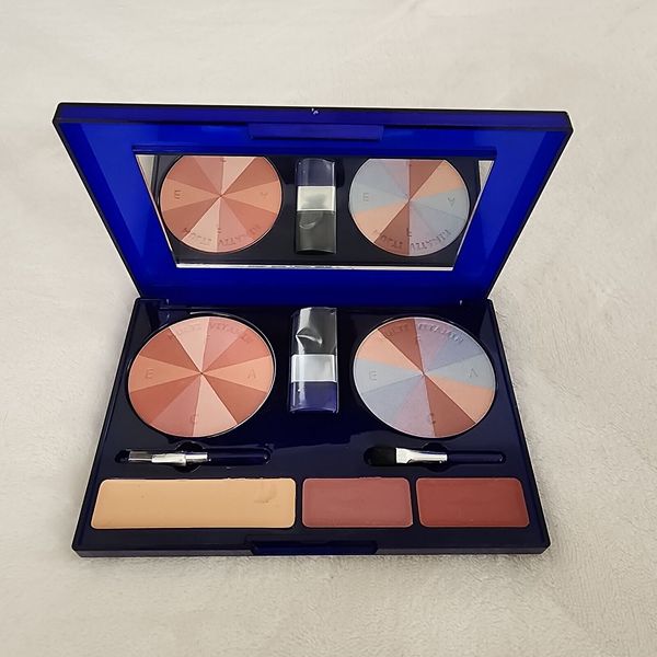 Signature Club A Makeup Kit Face Palette Blush Eyeshadow Concealer Lip Color 4oz