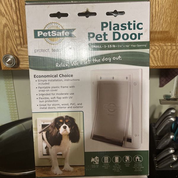 PetSafe Plastic Pet Door, Small  5-1/8" X 8-1/4" Flap Opening Small 1-15 lbs NEW