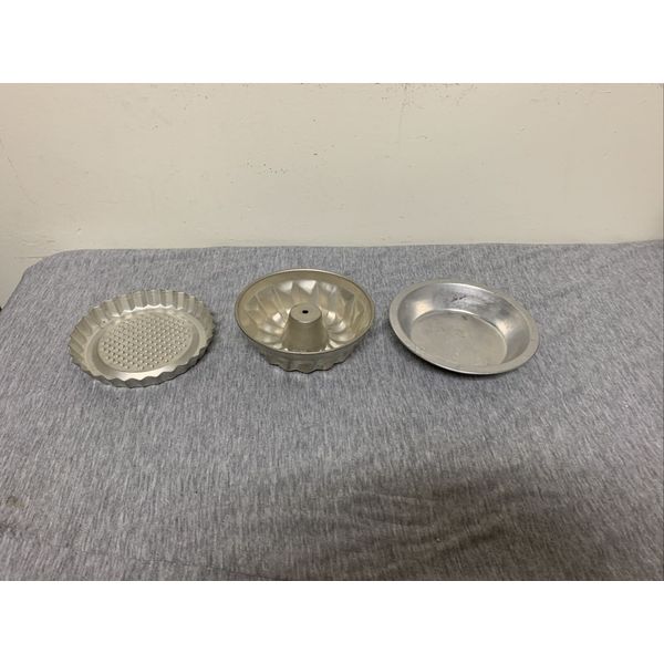 Vintage Pretend Play Metal Baking Pans Lot Bundt, Tart & Pie